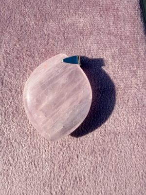 Pendentif pierre plate forme libre quartz rose AA