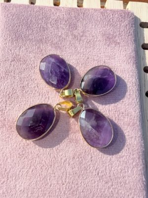 Améthyste du Brésil en pendentif serti de forme ovale — Essences Céleste