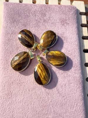 Œil de tigre en pendentif ovale avec sertissage — Essences Céleste