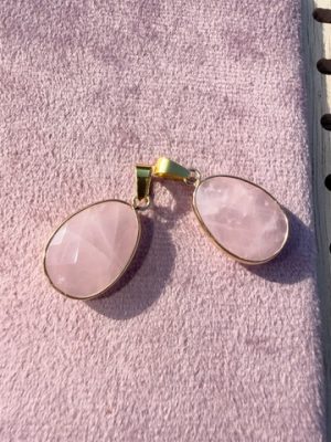 Quartz rose du Brésil, pendentif ovale serti — Essences Céleste